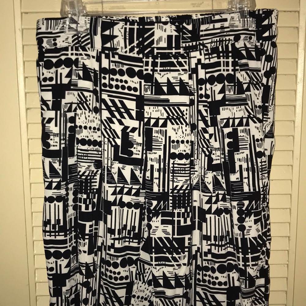 ‼️BOGO Black/white High waist geo print ankle pant
